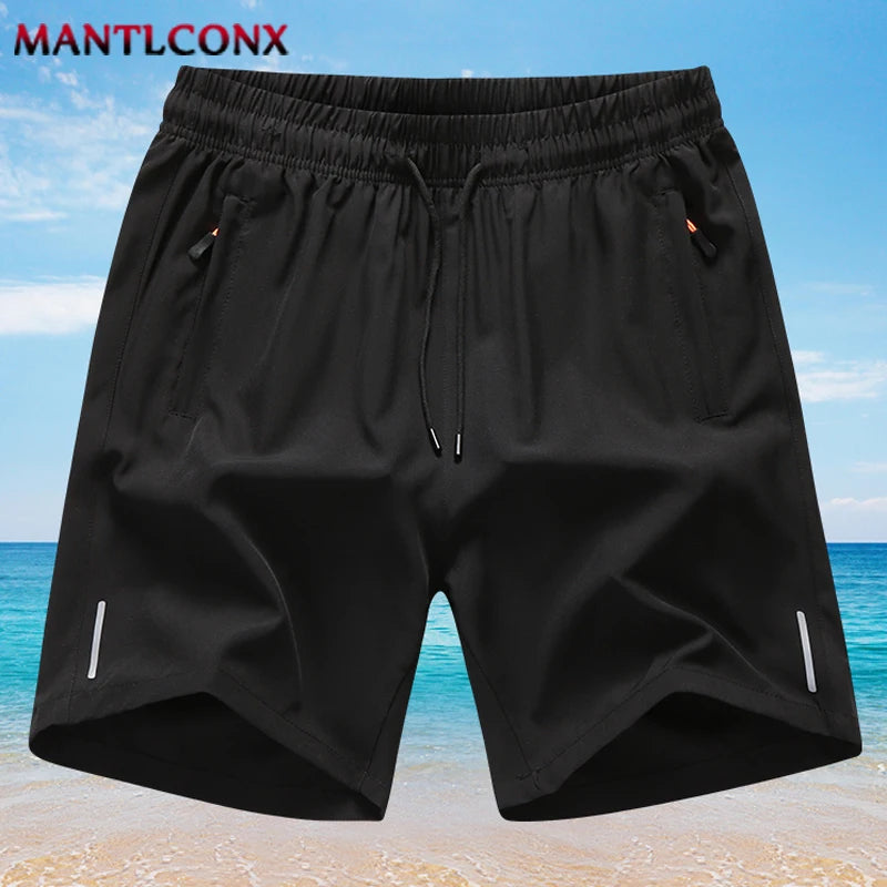 Schwarze Herren-Trainingsshorts mit Quick-Dry-Funktion auf einem Sandstrand