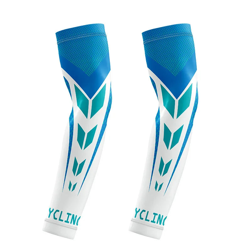Une paire de manches anti-UV respirantes bleu et blanc sur fond blanc.