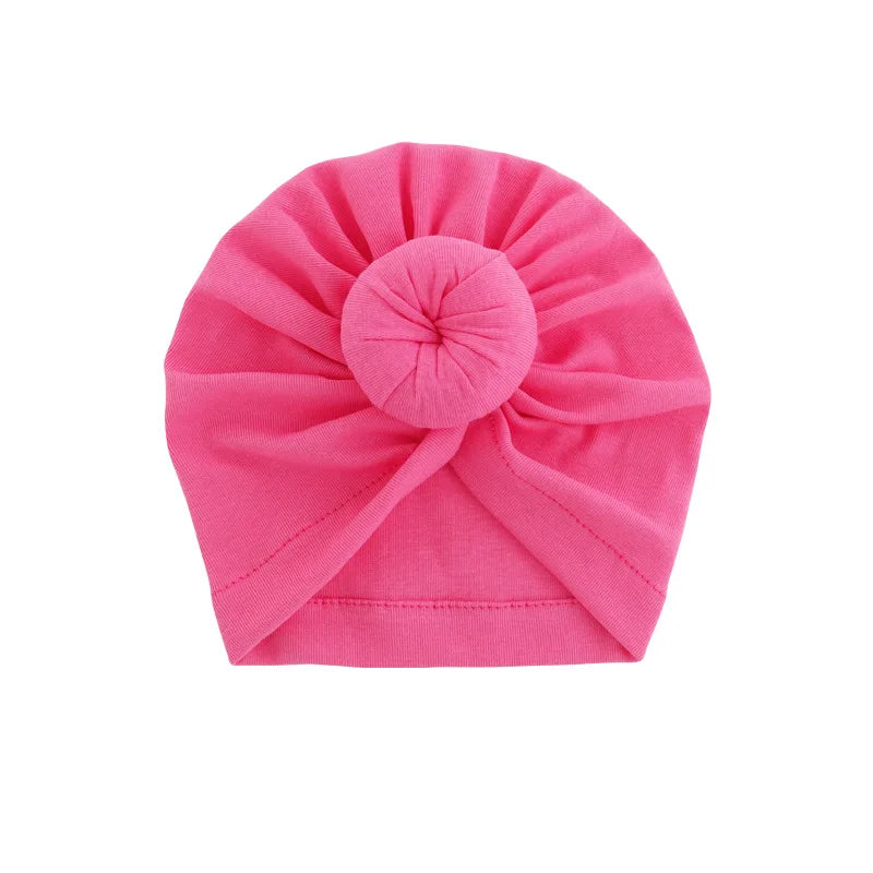 Helles pinkes, glattes Baumwoll-Baby-Turban mit gerafftem Design.