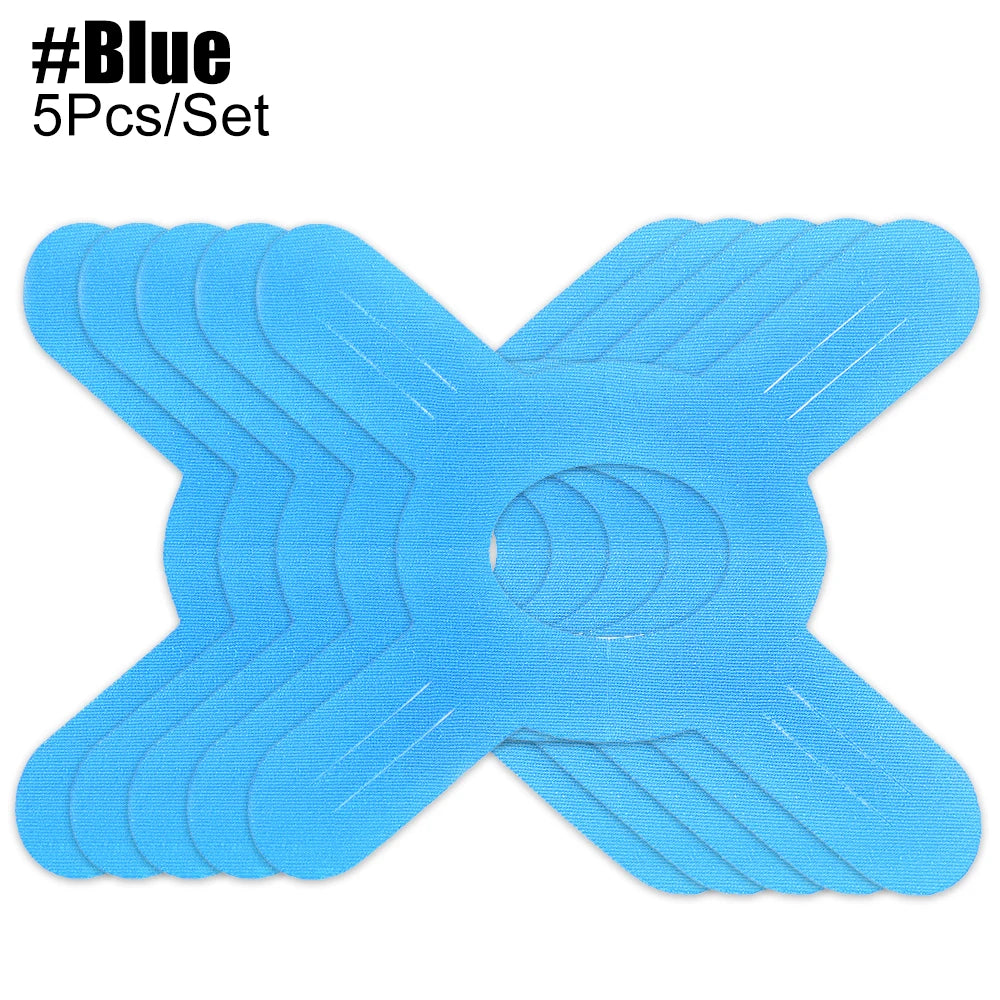 Un juego de cinco cintas de kinesioterapia azules claras con forma de 'X' para soporte muscular.