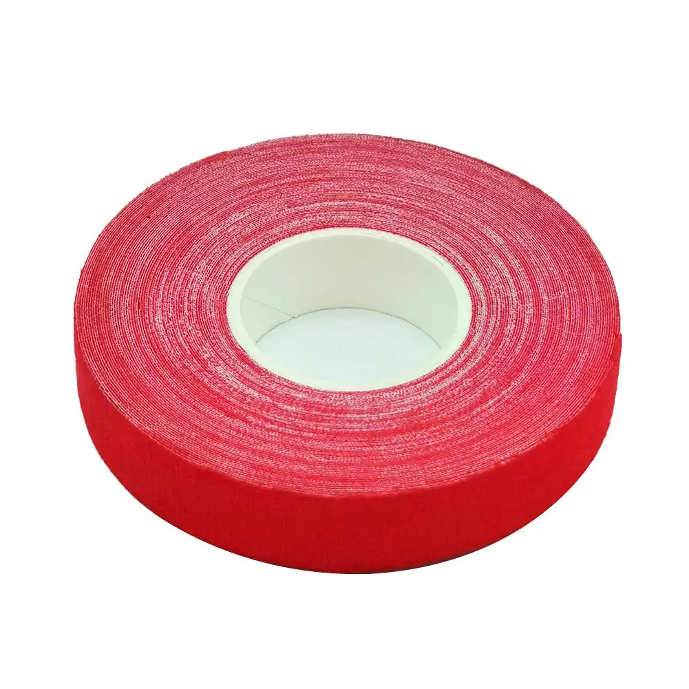 Rotes wiederverwendbares Baumwoll-Elastikfingerband, gerollt auf einem Dispenser.