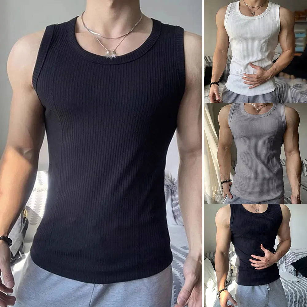 رجل يعرض سترة صوفية سوداء ومضلعة بدون أكمام وبنطال رمادي.