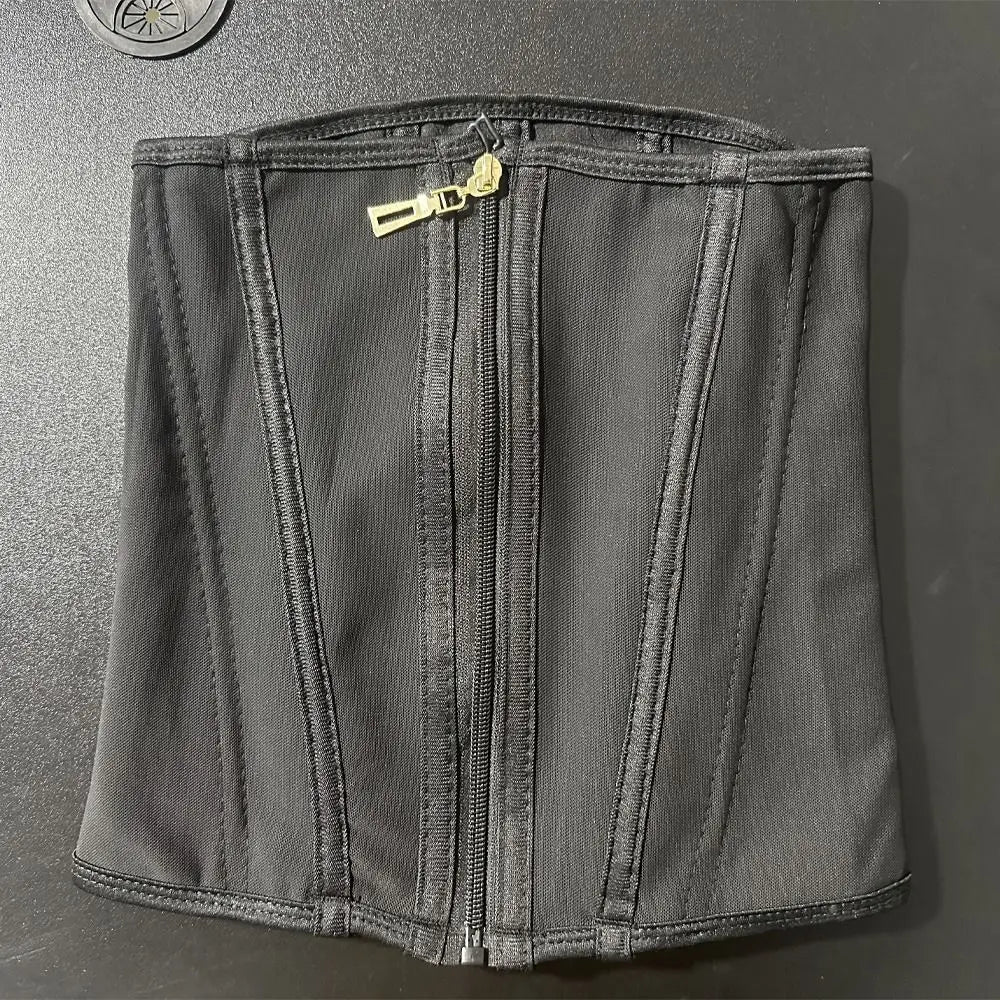 Corset de gainage noir et sans coutures avec fermeture éclair.