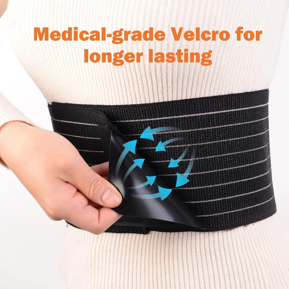 Schwarzer medizinischer Velcro-Herniengürtel um die Taille einer Person.