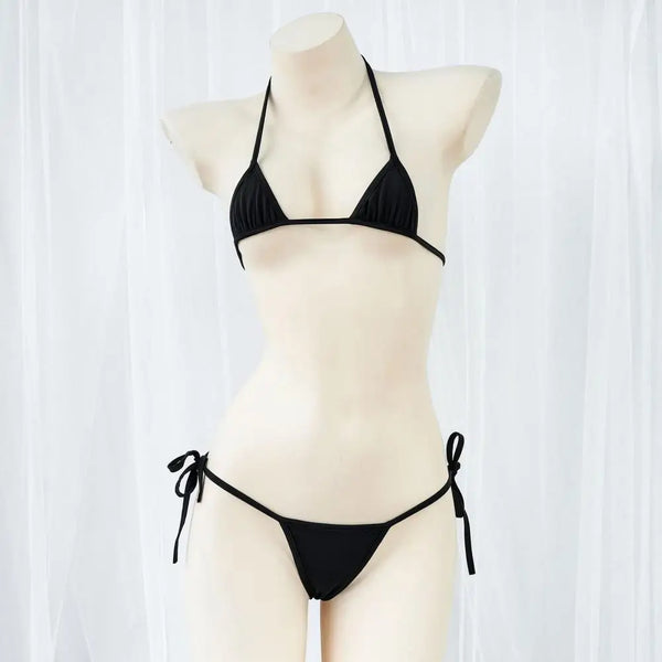 Schwarzes Halter-Neck-Zwei-teiliges Dreieck-Bikini-Set auf einem Mannequin.
