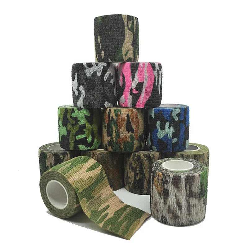 Una pila de vendas elásticas enrolladas de camuflaje en varios patrones verdes y marrones.