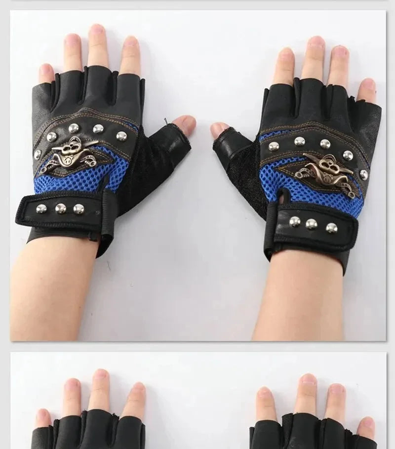 Ein Paar schwarze und blaue Kunstleder-Motorradhandschuhe mit silbernen Nieten auf einer Hand.