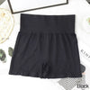 Shorts de fitness sin costuras para mujer de color negro, extendidos sobre una superficie blanca.