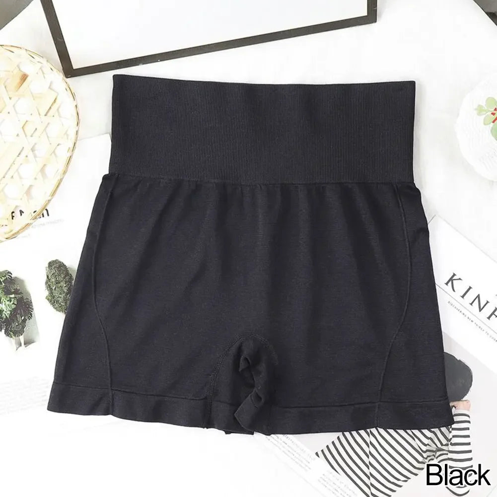 Shorts de fitness sin costuras para mujer de color negro, extendidos sobre una superficie blanca.