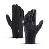 Une paire de gants de cyclisme et de sport en polaire imperméable noirs, sur fond blanc.