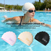 Una mujer con una gorra de silicona rosa en agua azul clara, con tres gorras de diferentes colores mostradas abajo.