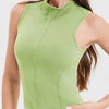 Eine Frau trägt ein limettengrünes, schnelltrocknendes Sport-Crop-Top-Vest.