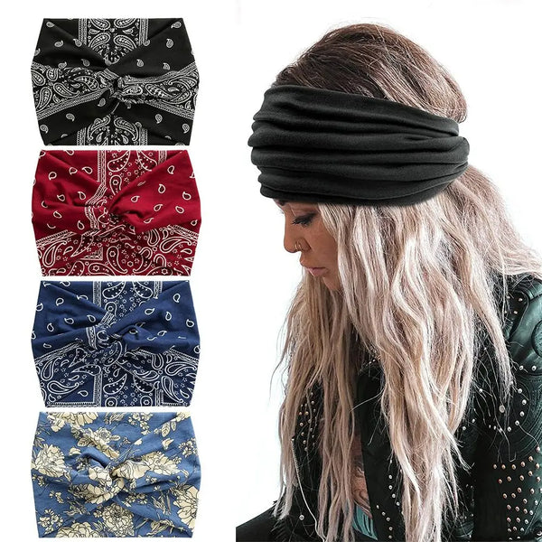 Une femme portant un bandeau de yoga noir à motif paisley blanc, avec d'autres bandeaux à motifs.