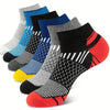 Diverses chaussettes de sport à coupe basse et à motifs colorés sont présentées en forme de ventilateur.