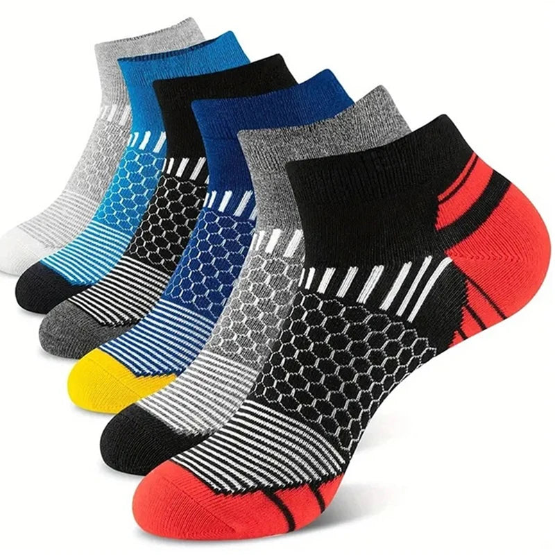Diverses chaussettes de sport à coupe basse et à motifs colorés sont présentées en forme de ventilateur.