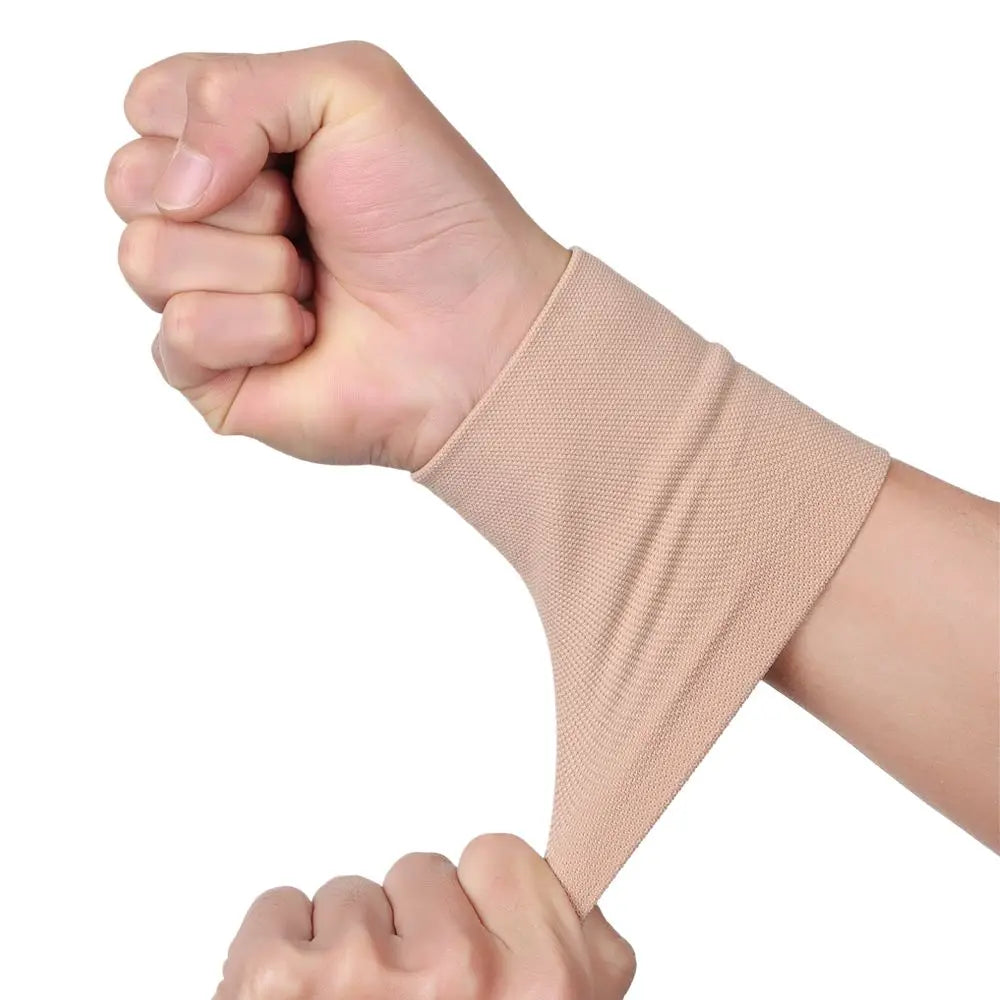 Main serrant le poing, portant une manchette de soutien de poignet de compression beige sur l'avant-bras.