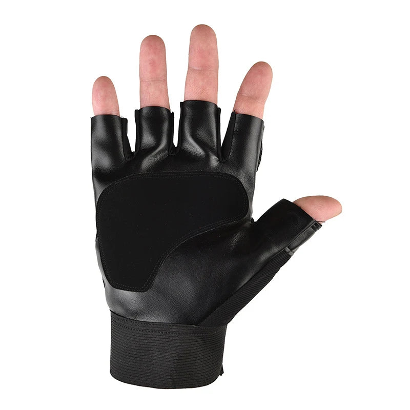 Schwarze taktische Fahrradhandschuhe mit halben Fingern vor weißem Hintergrund.