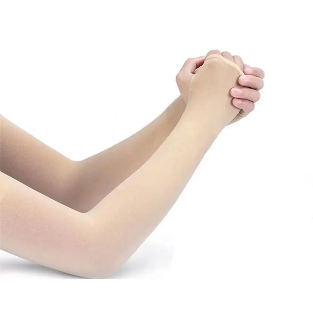 Gros plan d'un bras portant des manches sans doigts beige clair anti-UV.