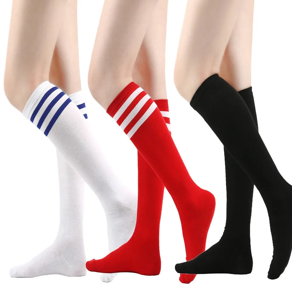 Un juego de medias de cuello alto a la pierna rayadas en blanco, rojo y negro.
