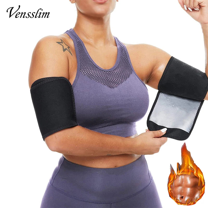 Une femme portant un corset de maintien violet et des manches noires, démontrant le produit.