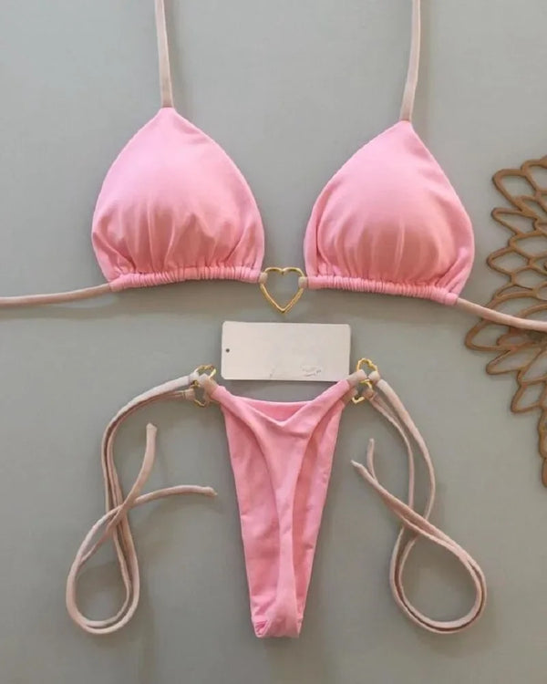 Pinkes Halter-Bikini-Set für Damen vor hellem grauem Hintergrund.