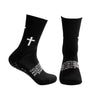 Un par de calcetines deportivos resistentes negros con diseño cruzado blanco.