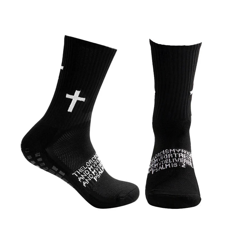 Un par de calcetines deportivos resistentes negros con diseño cruzado blanco.