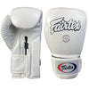 Ein Paar weiße Fairtex Boxhandschuhe, von der Seite und oben gezeigt.