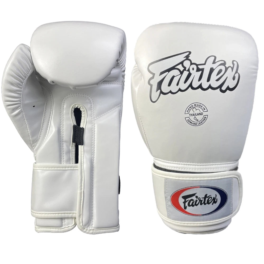 Ein Paar weiße Fairtex Boxhandschuhe, von der Seite und oben gezeigt.