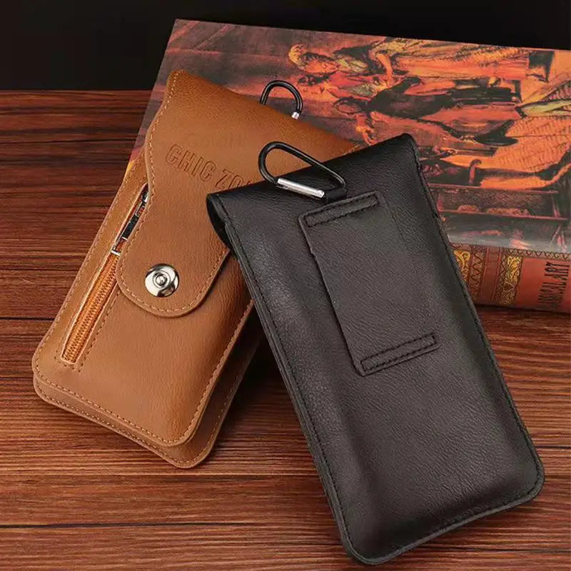 Una bolsa de cintura de cuero marrón y una funda para teléfono de cuero negro exhibidas sobre una superficie de madera.