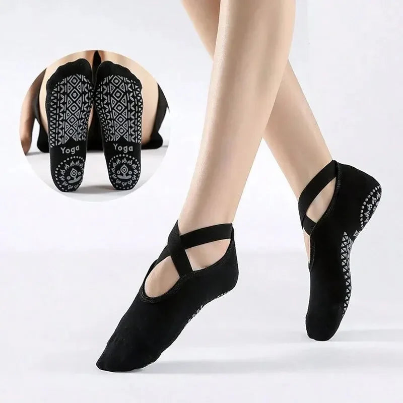 Calcetines antideslizantes negros para Pilates y yoga, mostrados en un pie y en una exhibición circular.