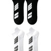 Une paire de chaussettes de sport noires à rayures blanches et une paire de chaussettes blanches à rayures grises.