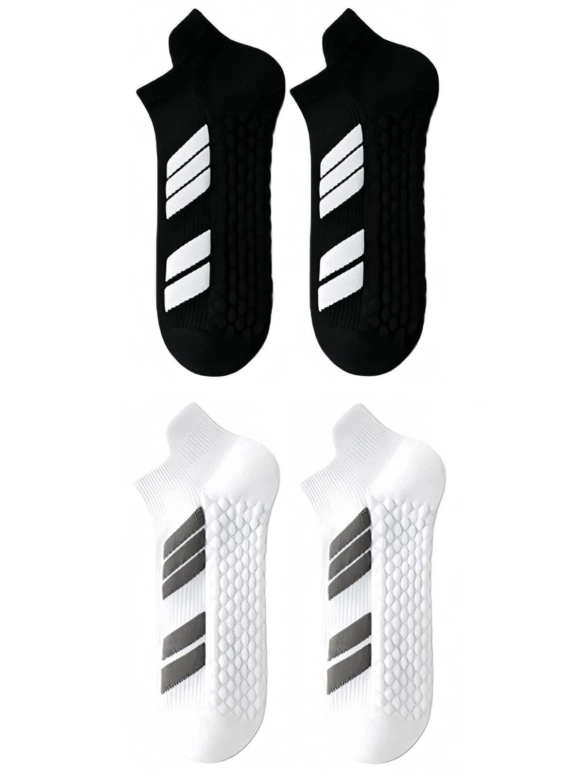 Une paire de chaussettes de sport noires à rayures blanches et une paire de chaussettes blanches à rayures grises.