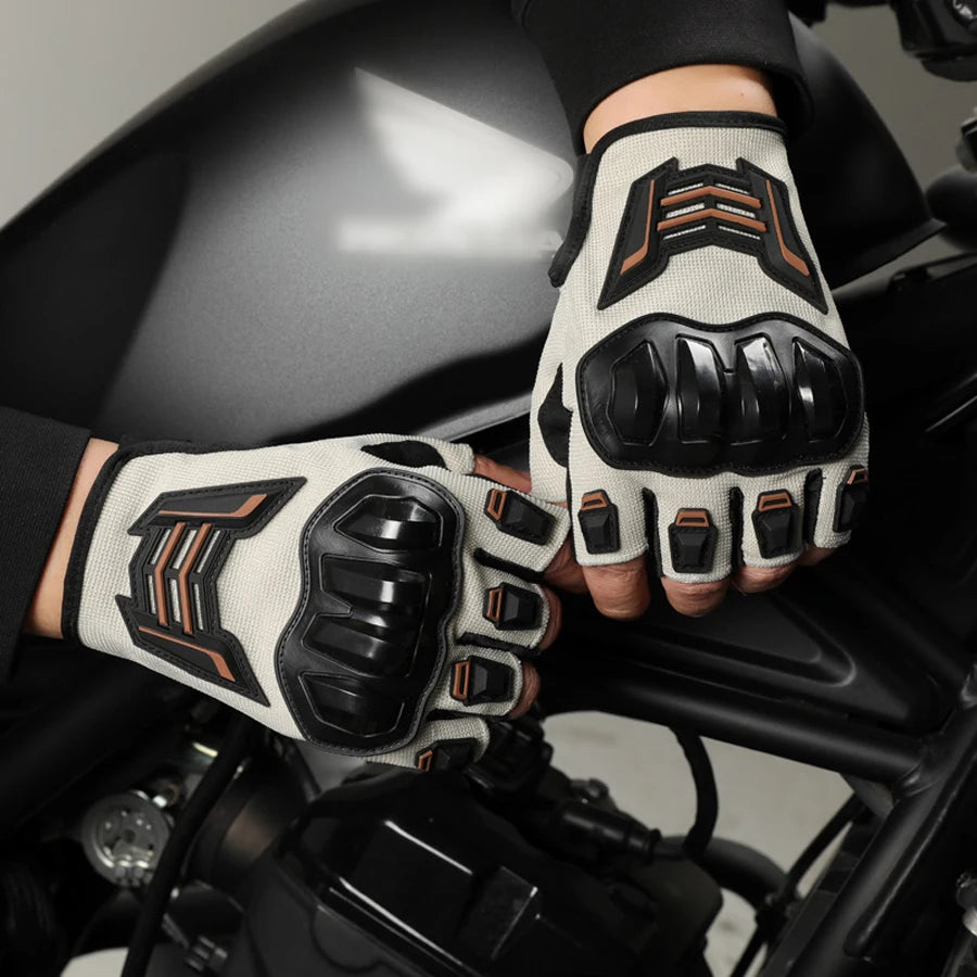 Nahaufnahme einer Hand mit schwarz-beige Schutzhandschuhen, die auf einem dunklen Motor- oder Fahrzeugteil ruht.