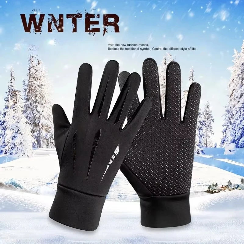 Ein Paar schwarze thermische Touchscreen-Winterhandschuhe vor einem verschneiten Outdoor-Hintergrund.