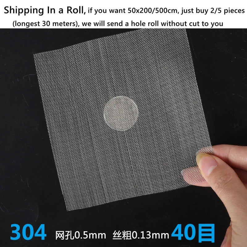 Une feuille de grille de fil d'acier inoxydable 304 avec un trou circulaire au centre.