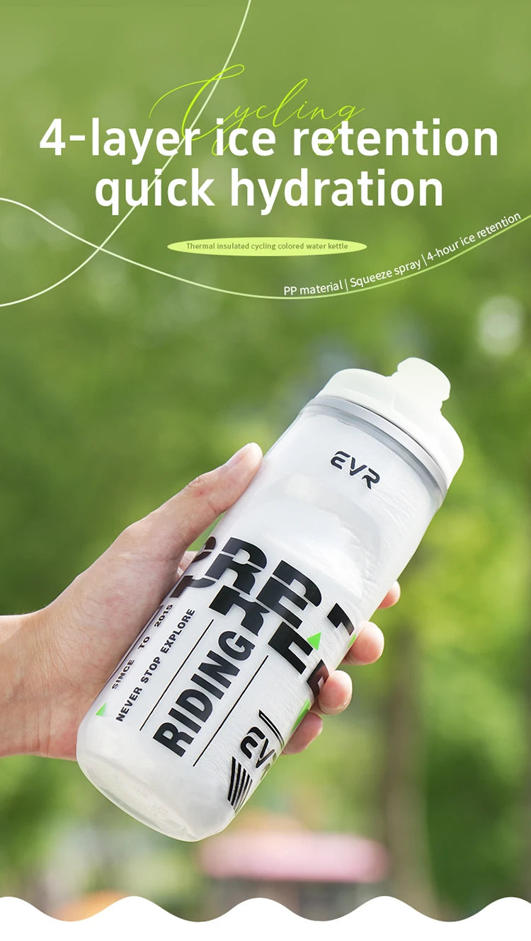 Una mano sostiene una tetera de ciclismo aislada blanca con el logo EVR, demostrando retención de hielo de 4 capas e hidratac