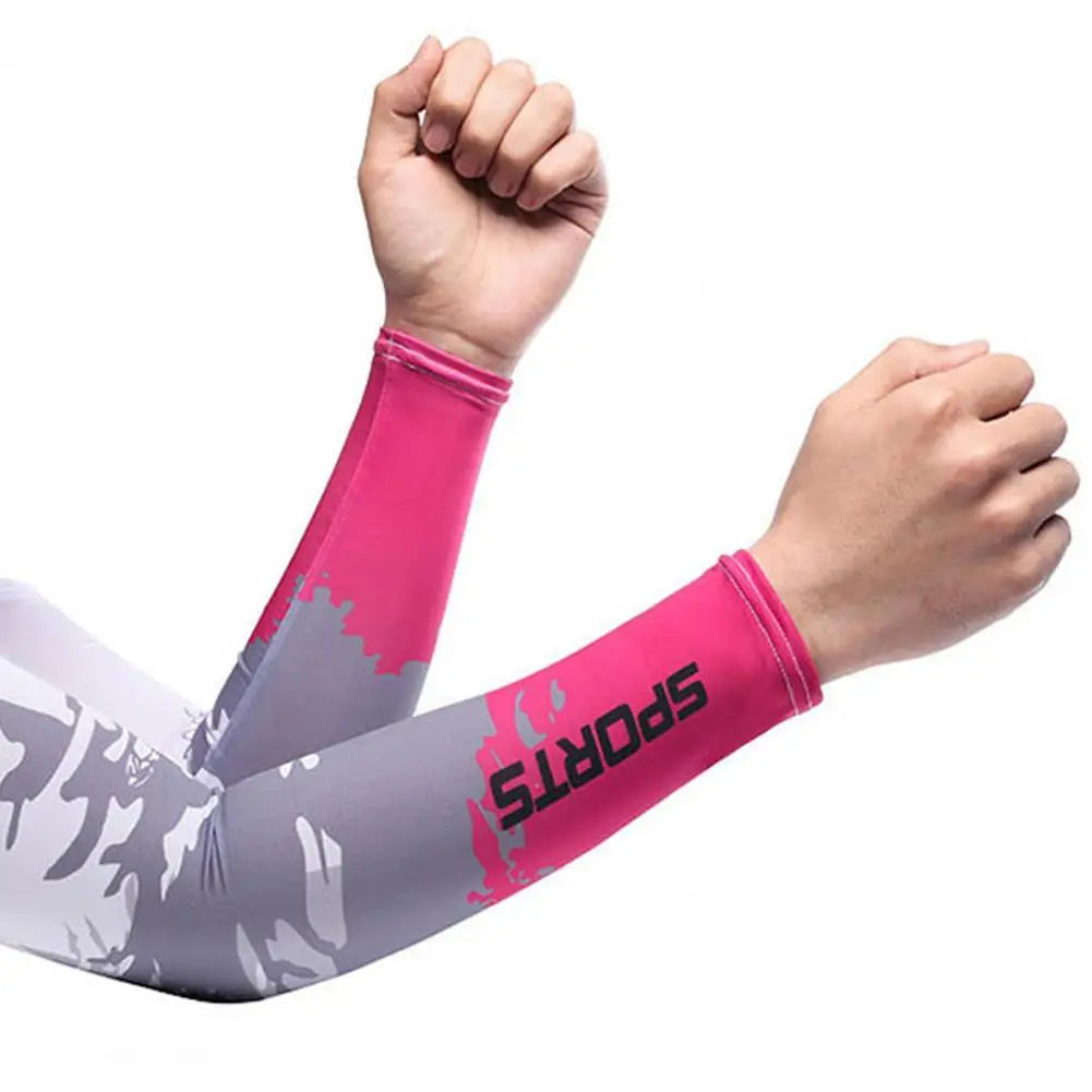 Eine Person zeigt ihren Arm mit einem rosa-grauen Sportarm zum UV-Schutz.