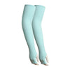 Ein Paar hellblaue Cooling-Armschläuche für Sport und Outdoor-Aktivitäten.