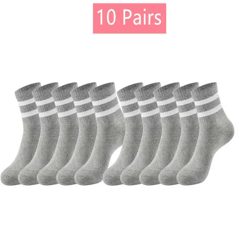 Un paquet de 10 paires de chaussettes en maille gris, mi-mollet et respirantes, empilées horizontalement.