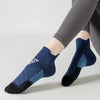 Nahaufnahme eines dunkelblauen Kompressions-Sportsocken auf einem Fuß.