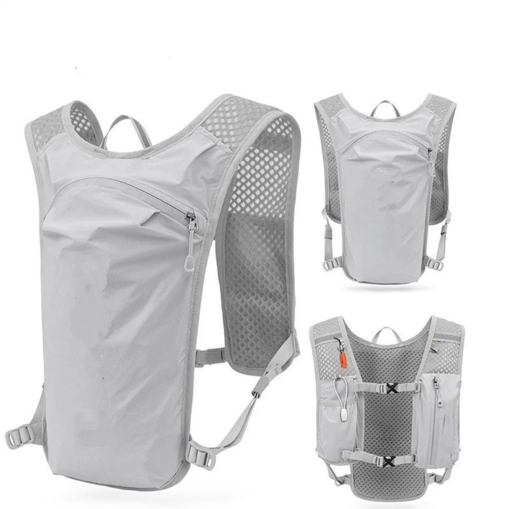 Chaleco de hidratación deportivo gris ajustable para exteriores, mostrado en varias vistas.