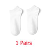 Un par de calcetines unisex de algodón blanco y transpirables para el tobillo