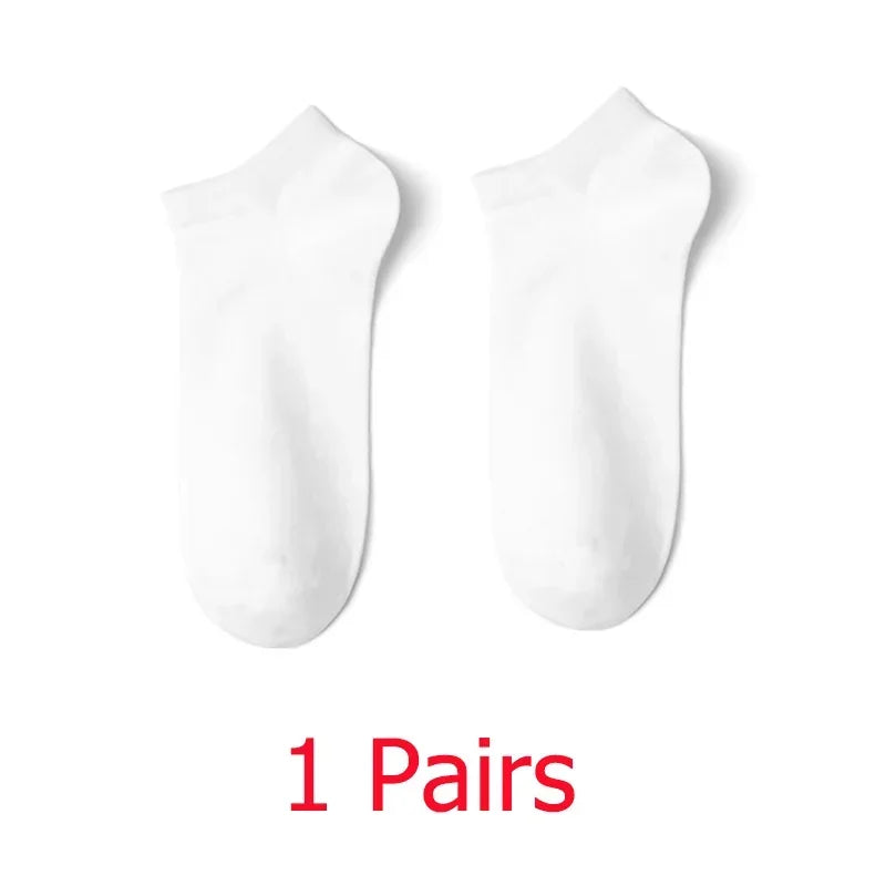 Un par de calcetines unisex de algodón blanco y transpirables para el tobillo