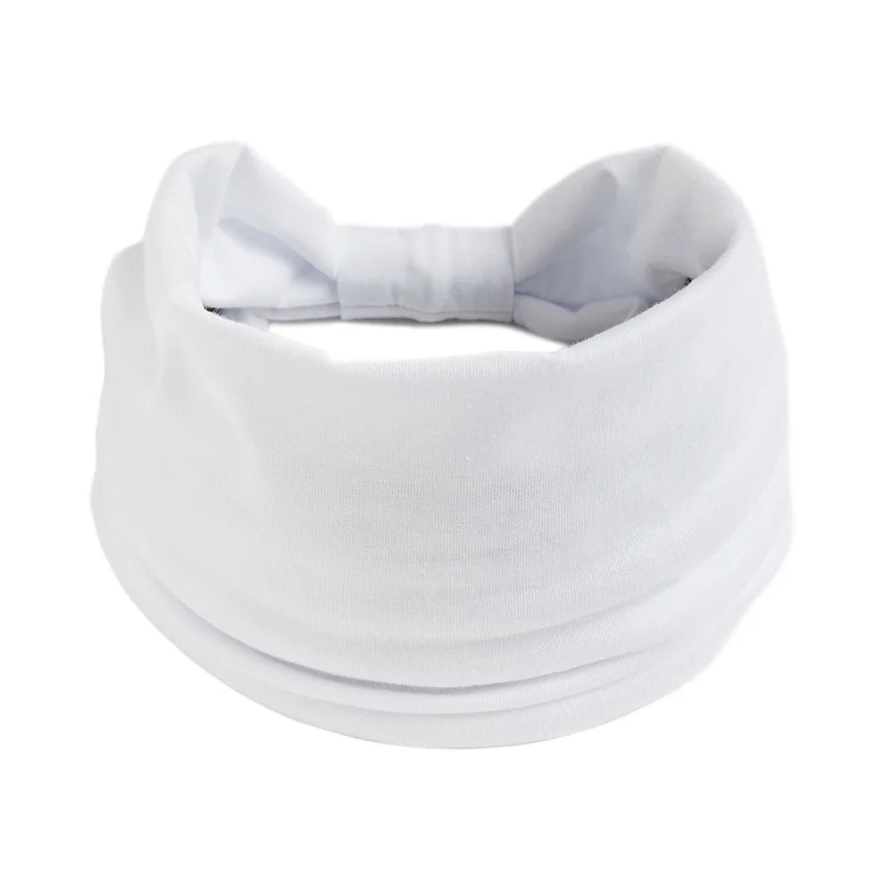 Foulard en coton bohème blanc noué autour de la tête