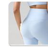 Gros plan d'une personne portant des leggings de performance bleu clair taille haute.