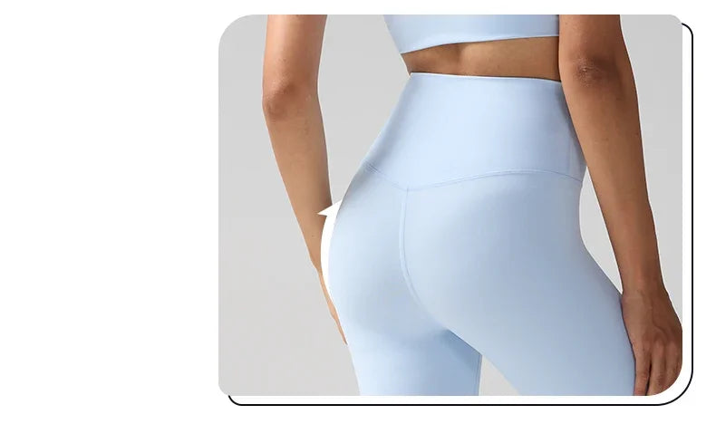 Gros plan d'une personne portant des leggings de performance bleu clair taille haute.
