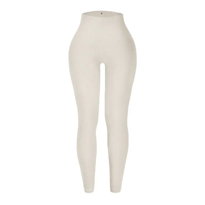 Une jambe de yoga sans couture couleur crème portée par un mannequin.