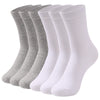 Une pile de chaussettes de coton blanches et grises présentées en rang vertical.