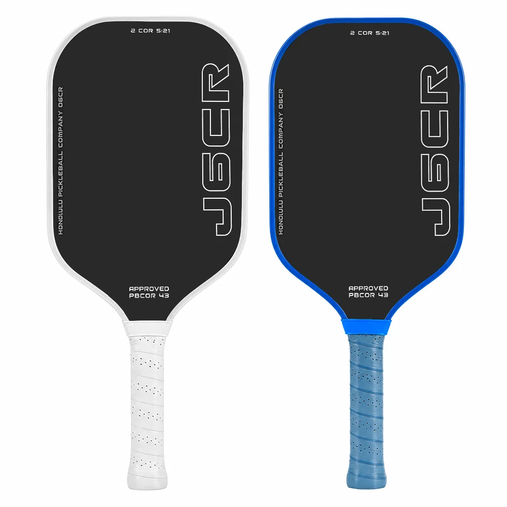 Schwarzes und blaues Carbonfaser-Pickleball-Schläger mit weißem Griff und blauem Griff.
